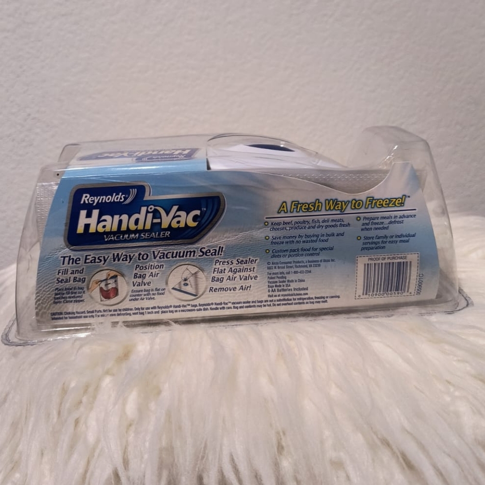 Reynolds Handi-Vac Vacuum Sealer Freezer Storage Bag Starter Kit. New